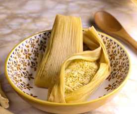 Tamales de pollo y salsa verde
