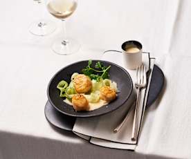 Gebratene Jakobsmuscheln mit Passionsfrucht-Beurre-blanc und Gurkensalat