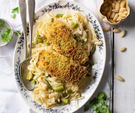 Saumon en croûte d'amandes, asperges et tagliatelles