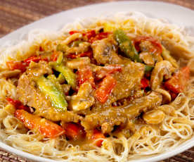 Vermicelli di riso con carne e verdure