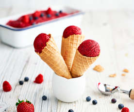 Glace au yaourt, à la fraise et à la myrtille