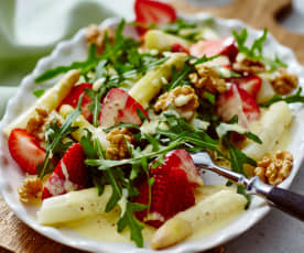 Spargel-Rucola-Salat mit Erdbeeren an Orangensauce