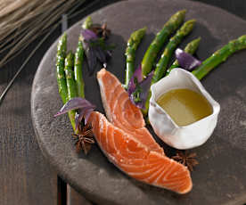 Warmer Spargelsalat mit gebeiztem Lachs und Sternanis