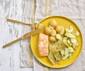 Salmão com batata nova e legumes de verão