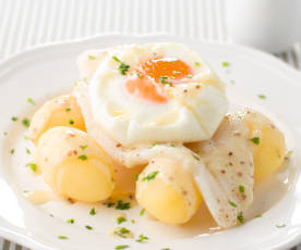 Filetes com molho de mostarda com batatinhas novas e ovos escalfados