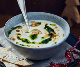 Mandel-Blumenkohl-Cremesuppe mit Kräuteröl und Fladenbrotchips