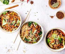 Noodles com peru e molho de ameixa