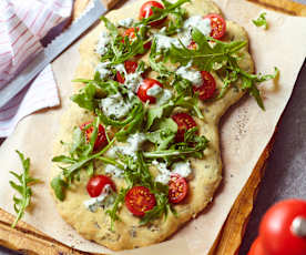 Pizza-Focaccia mit Rucola und Joghurtdressing