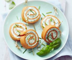 Tomatenröllchen mit Basilikum-Frischkäse-Füllung