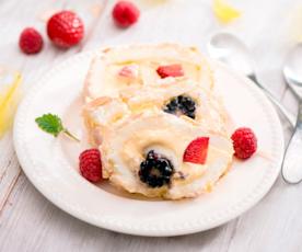 Rolada bezowa z serkiem mascarpone i owocami