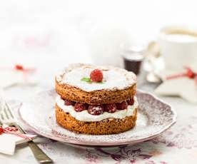 Bolo merengado de avelã com natas e framboesa