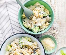 Babyfreundliche cremige Hühner-Brokkoli-Spinat-Pasta