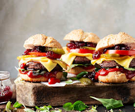 Bohnen-Burger mit Preiselbeer-Sauce (vegan)