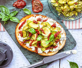 Tartine à la feta, aux tomates confites et courgettes rôties