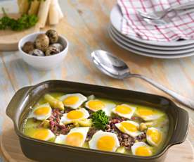 Espárragos blancos frescos guisados con huevos de codorniz