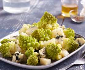 Sałatka z kalafiorem romanesco, gruszką i serem roquefort