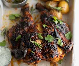 Pollo entero picante con papas y salsa de cilantro