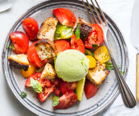 Salade de tomates façon panzanella, glace à l'avocat