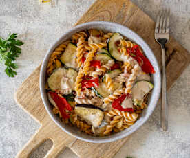 Makaron z soczewicy z pieczonymi warzywami i tahini