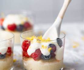 Trifle de verão com ricota e frutos vermelhos