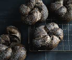 Pains briochés encre de seiche et pavot