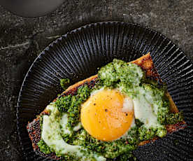 Pesto Eggs auf Röstbaguette