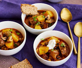 Holzfäller-Topf mit Kartoffeln und Champignons