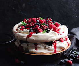 Pavlova con frutos rojos y coulis de frambuesa