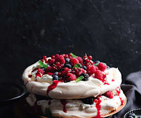 Pavlova cu fructe de pădure