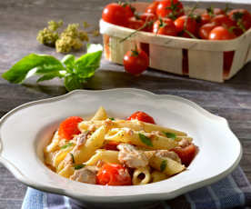 Penne aux maquereaux, tomates-cerises et herbes aromatiques