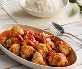 Pollo con tomate y pimiento morrón