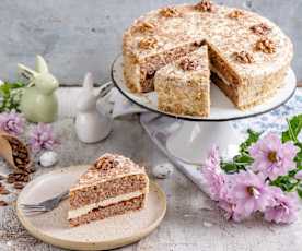 Bezglutenowy tort orzechowy z kremem kawowym