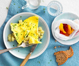 Omelette aux pommes de terre et papillote de fruit