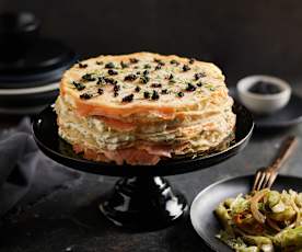 Wytrawny tort naleśnikowy z marynowanym łososiem