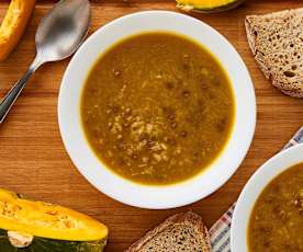 Minestra di riso integrale con lenticchie, porri e zucca