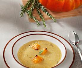 Sopa de lentejas rojas con calabaza y romero