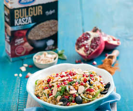 Marokańska sałatka z kaszą bulgur, granatem, migdałami, marchewką i ziołowym pesto