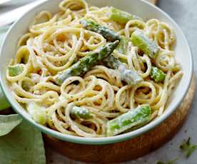 Linguine com espargos verdes e molho de queijo e amêndoa
