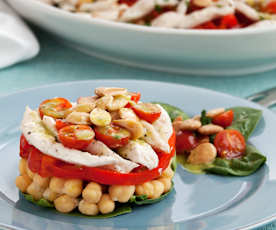 Ensalada templada de garbanzos, pimientos rojos y pollo