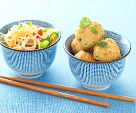 Polpettine di carne speziate con spaghetti cinesi alle verdure