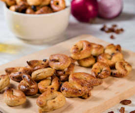 Taralli alla cipolla e uvetta