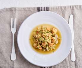 Salteado de camarão com cogumelos e couve