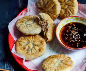 Gebratene Teigtaschen mit Rindfleischfüllung (牛肉馅饼)