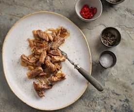 Tiras de carne de res y cebolla doradas