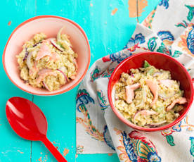 Orzo com salmão, feijão-verde e molho de abacate