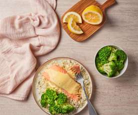 Saumon à la sauce hollandaise au citron, asperges et riz