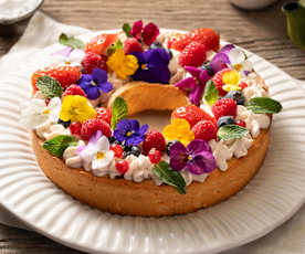 Bundt Cake con frutas del bosque y flores