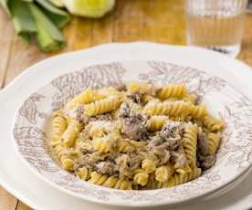 Fusilli porri, radicchio e salsiccia