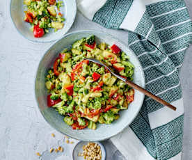 Brokkolisalat mit Pinienkernen