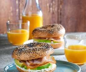 Bagel con carpaccio di pesce spada e avocado